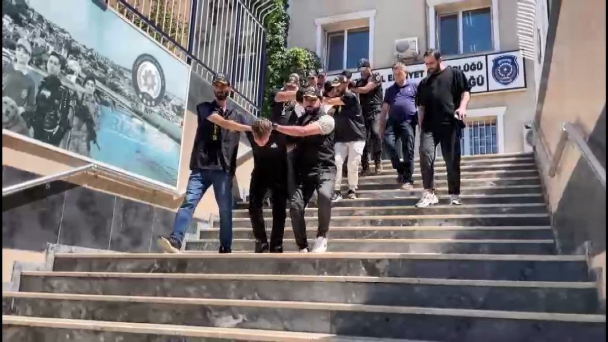 Sultangazi\'de düğün salonu önünde silahlı saldırı: 1 ölü, 4 yaralı