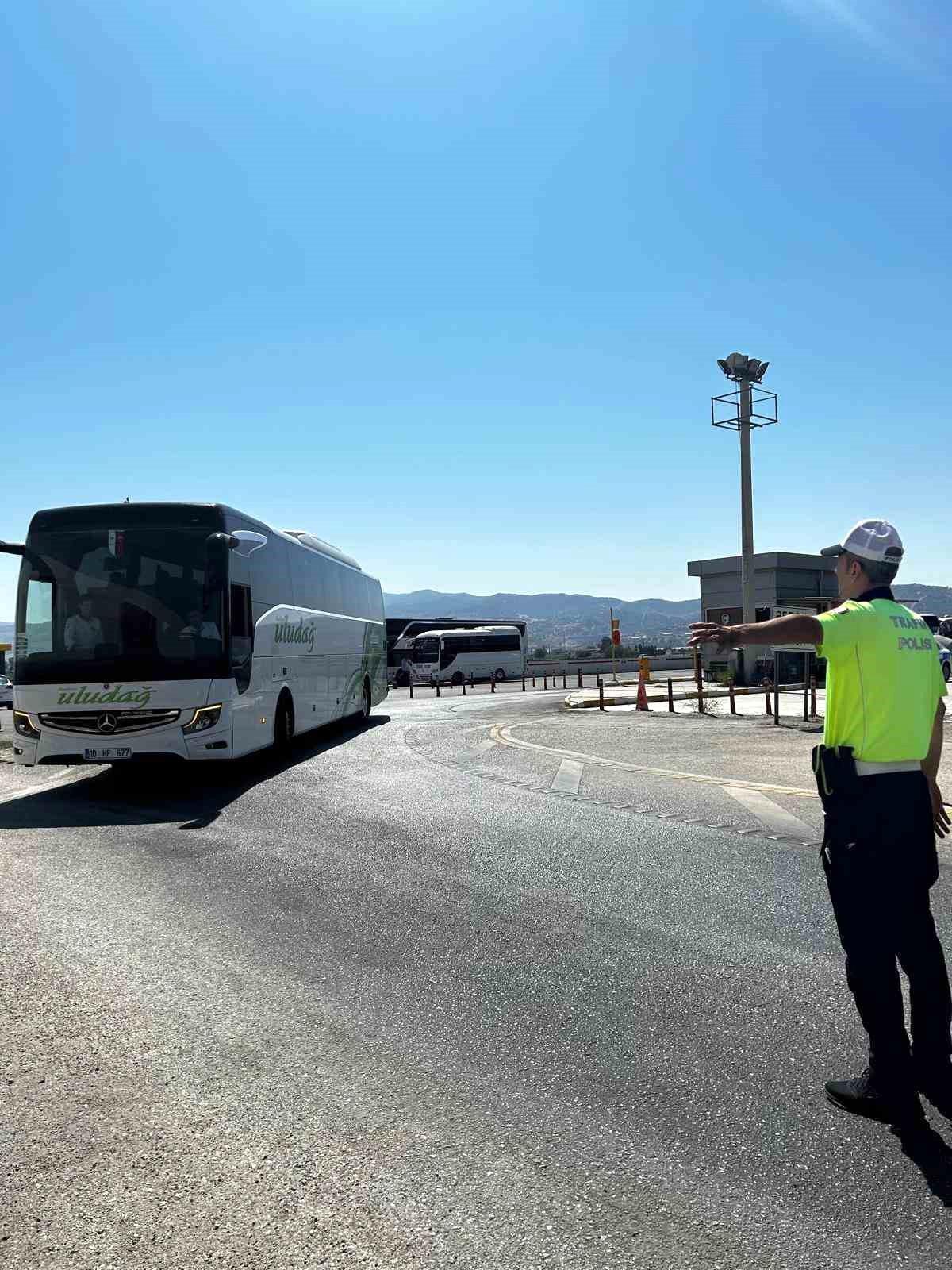 Aydın\'da Otobüs Kazalarına Dikkat Çeken Trafik Ekipleri Emniyet Kemeri Denetimi Yaptı