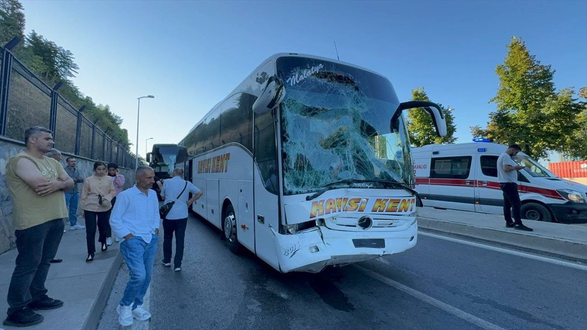 Üsküdar\'da İETT otobüsüne çarpan yolcu otobüsünde 3 kişi yaralandı