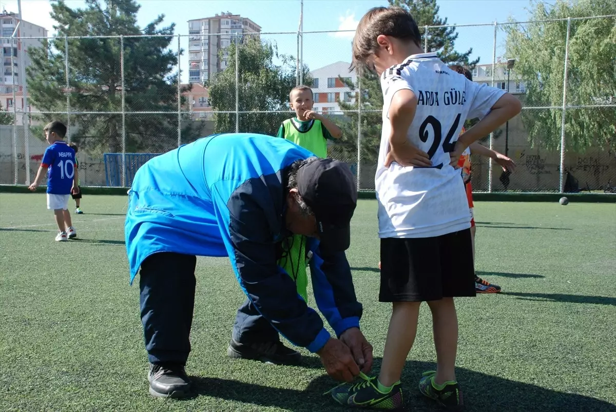 80 yaşındaki futbol antrenörü İsmail Yıldız, yarım asra yakın süreyi antrenörlükte geçirdi