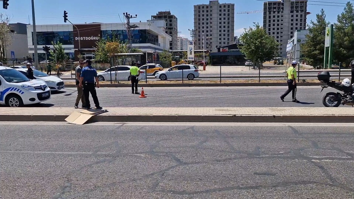 Diyarbakır\'da Yaya Geçidinde Kadına Otomobil Çarptı, Hayatını Kaybetti