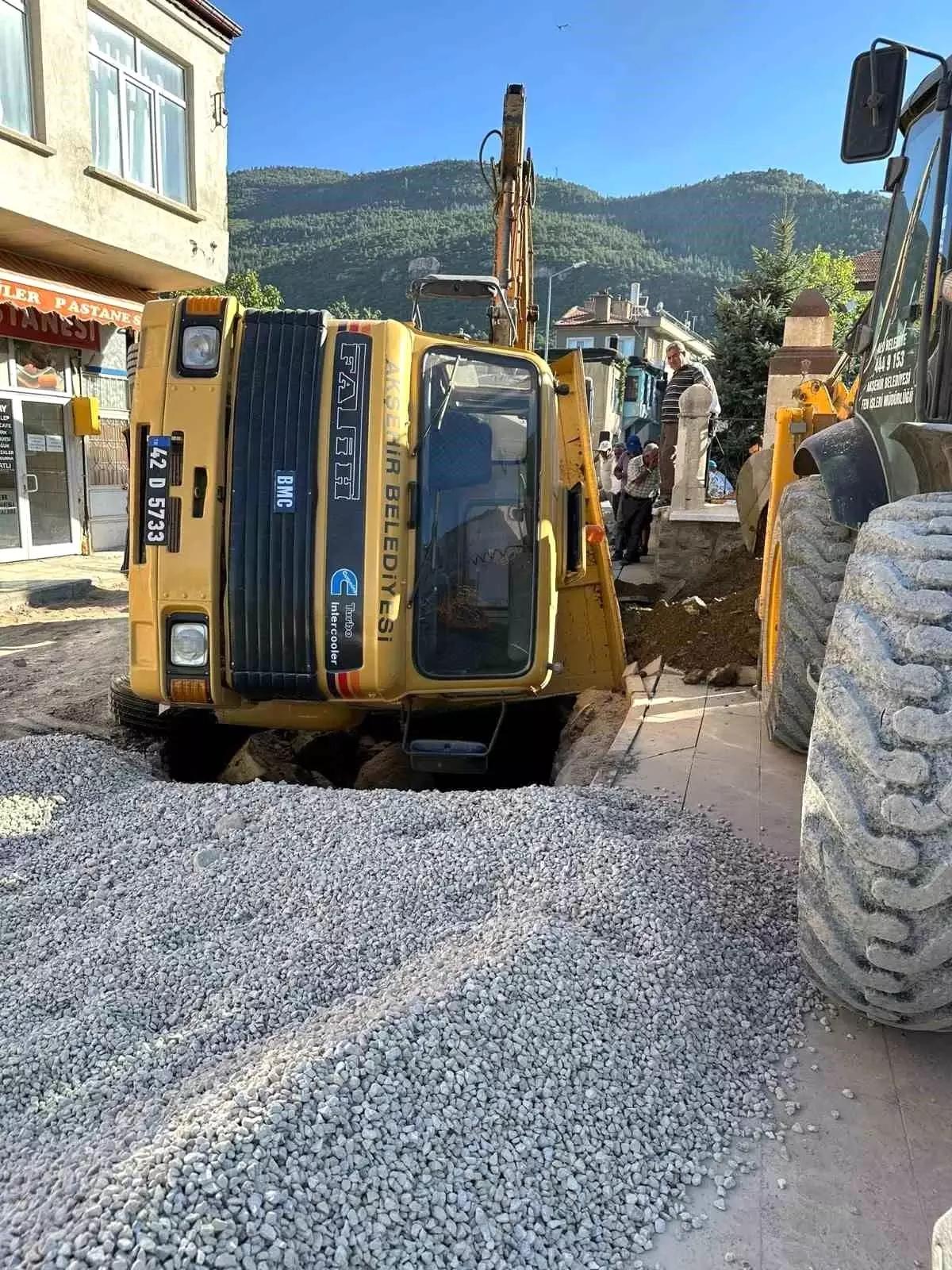 Konya\'da drenaj çalışması sırasında kamyon çukura düştü