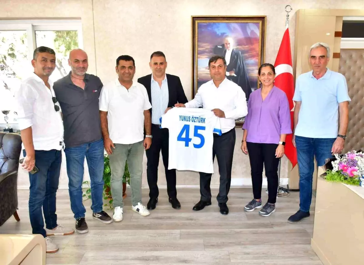 Yunusemre Belediyespor Yönetimi Manisa Gençlik ve Spor İl Müdürü\'nü Ziyaret Etti