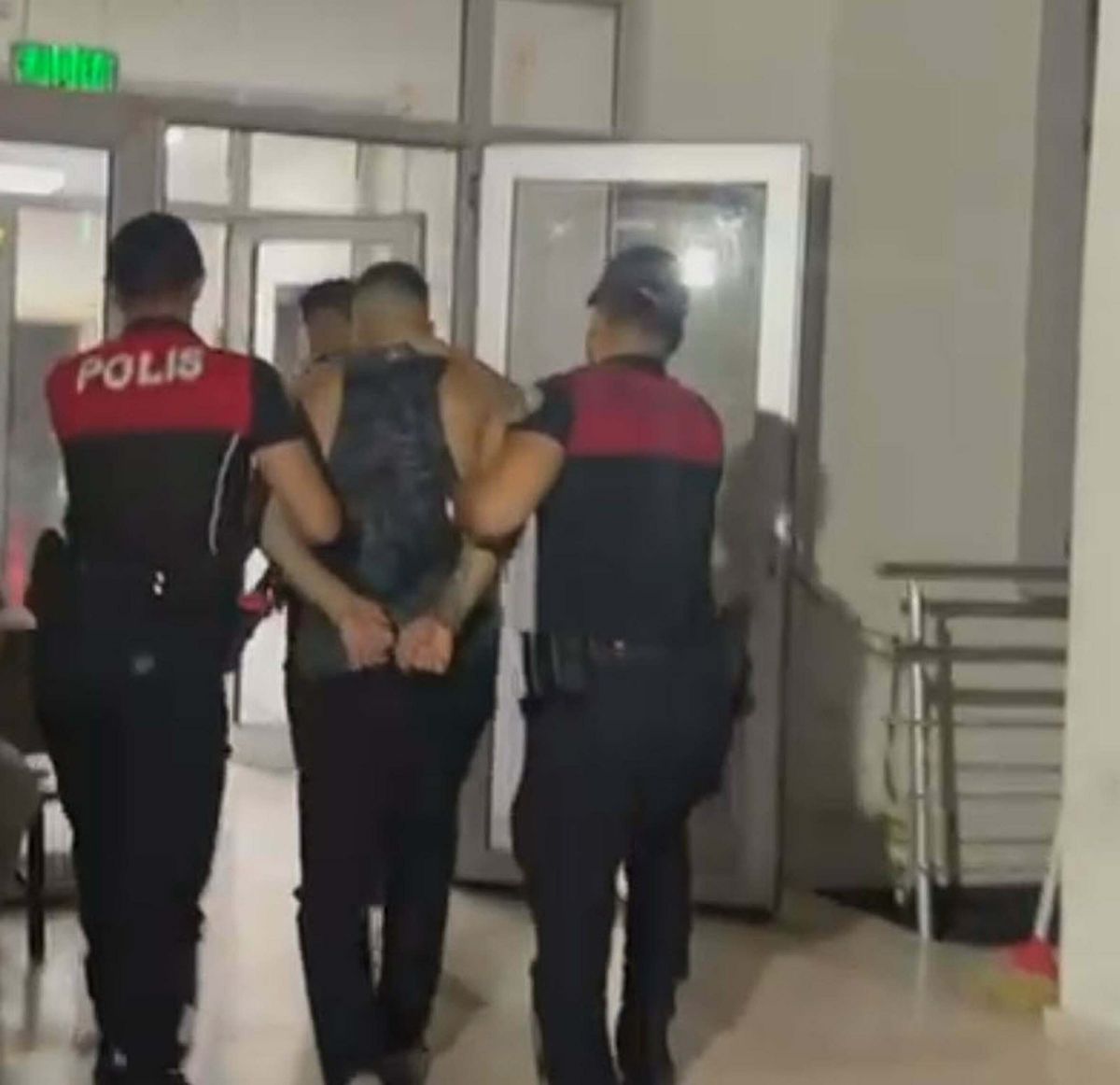 İzmir\'de 35 Yıl Hapis Cezasıyla Aranan Hırsız Yakalandı