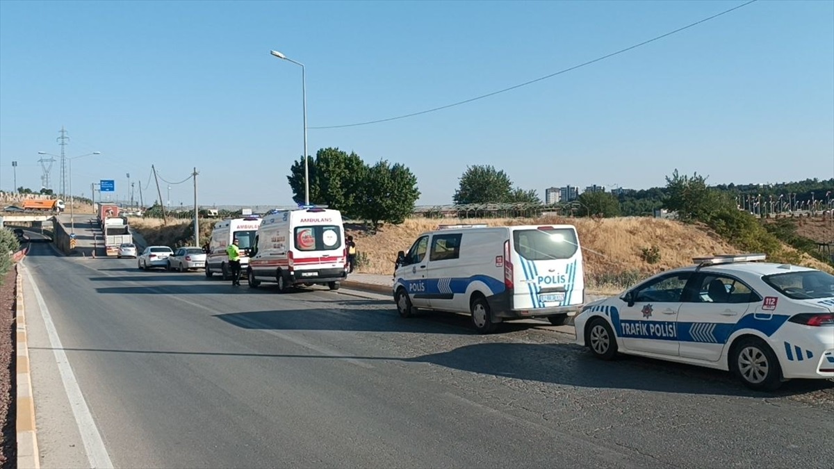 Adıyaman\'da Otomobil Çarpışması: 2 Kişi Yaralandı