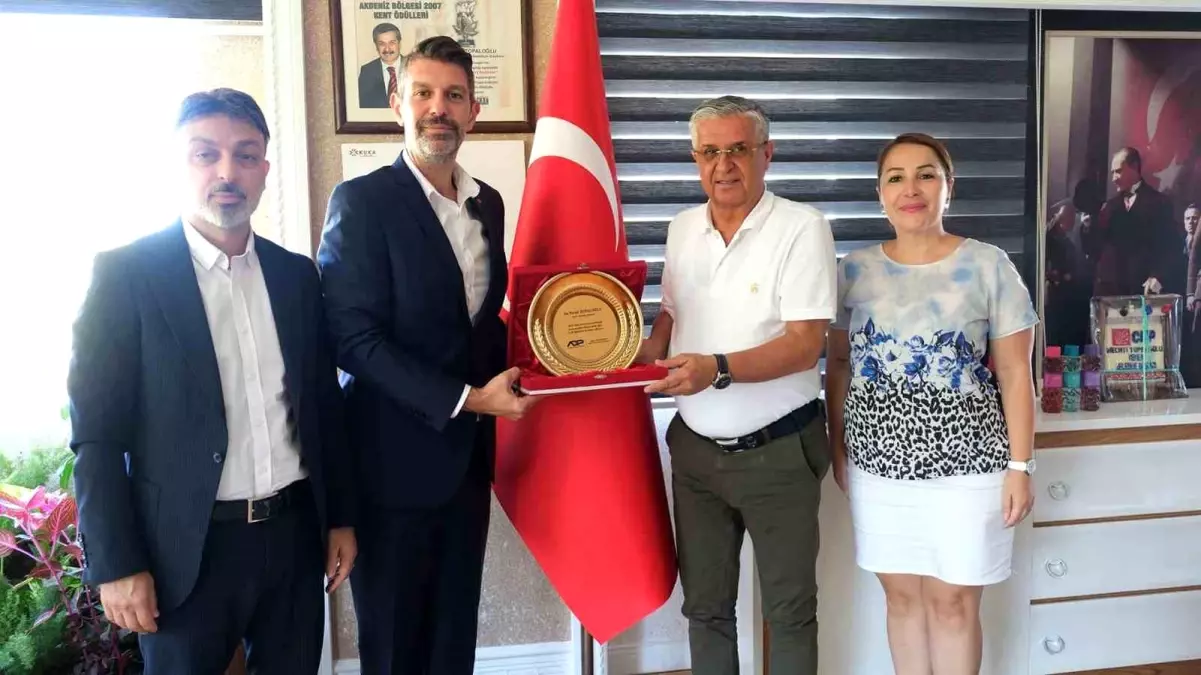 Antalya Düşünce Platformu Başkanı Okan Özkırmızı, Kemer Belediye Başkanı Necati Topaloğlu\'na Nezaket Ziyaretinde Bulundu