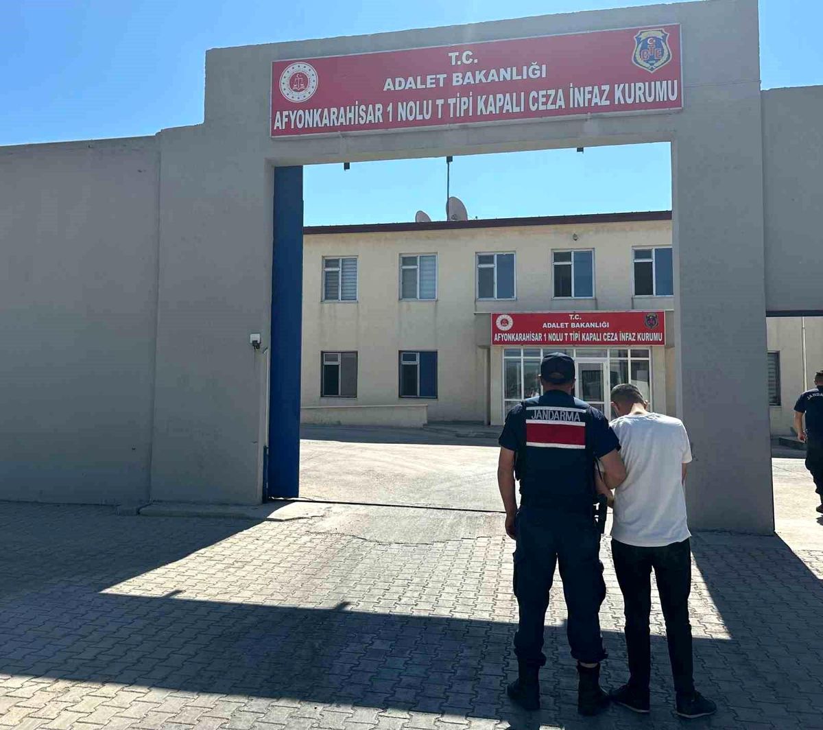 Afyonkarahisar İl Jandarma Komutanlığı, aranan şahsı yakaladı