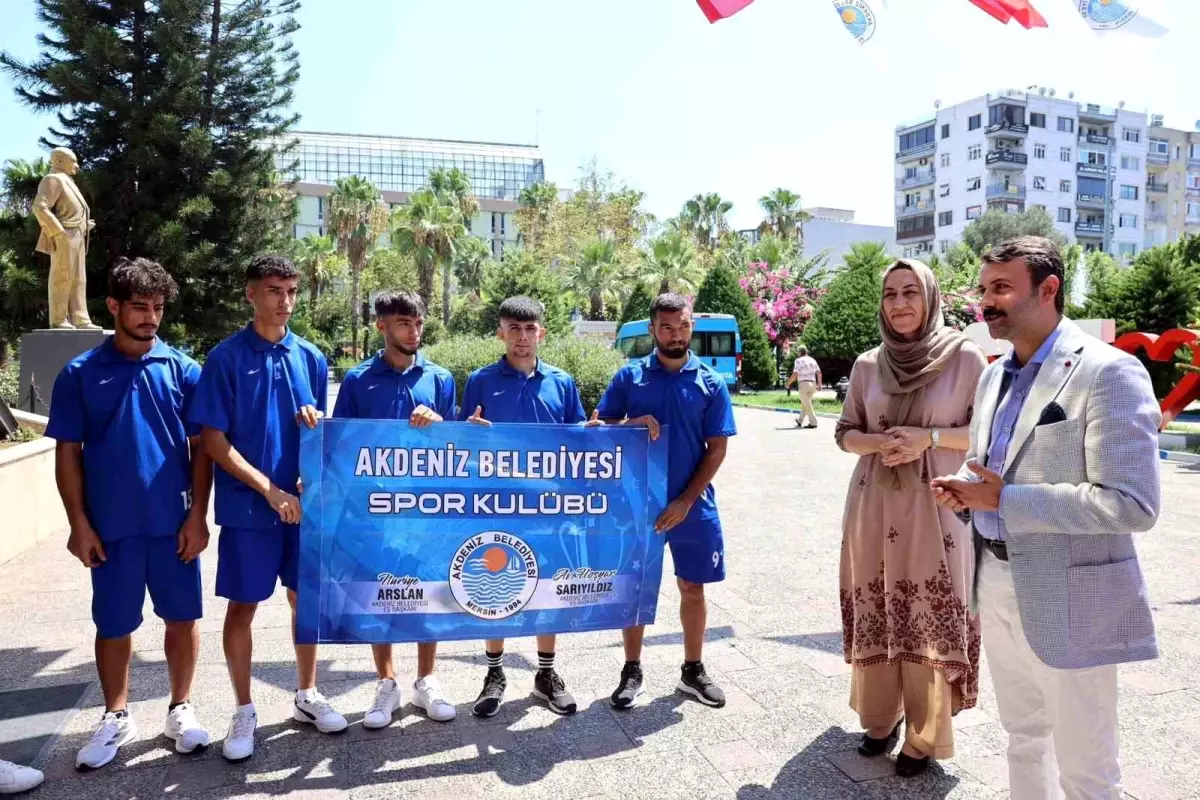 Akdeniz Belediye Spor Kulübü Sporcuları Türkiye Ferdi Boks Şampiyonası\'na Uğurlandı