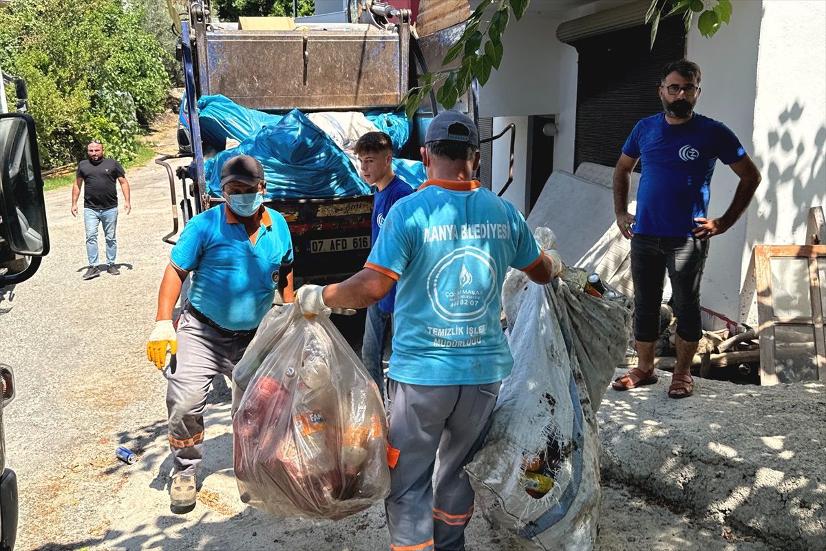 Alanya\'da bir evden 4 kamyon çöp çıkarıldı