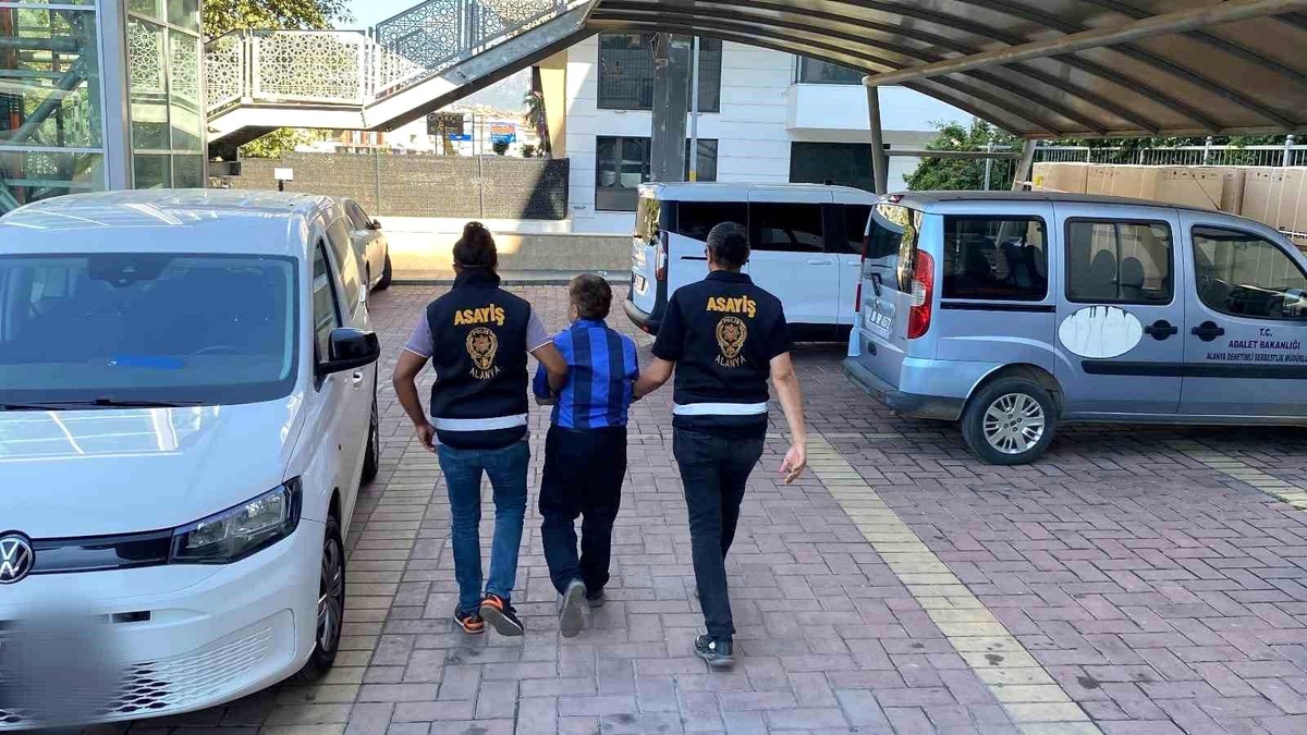 Alanya\'da aranan 2 şahıs yakalandı