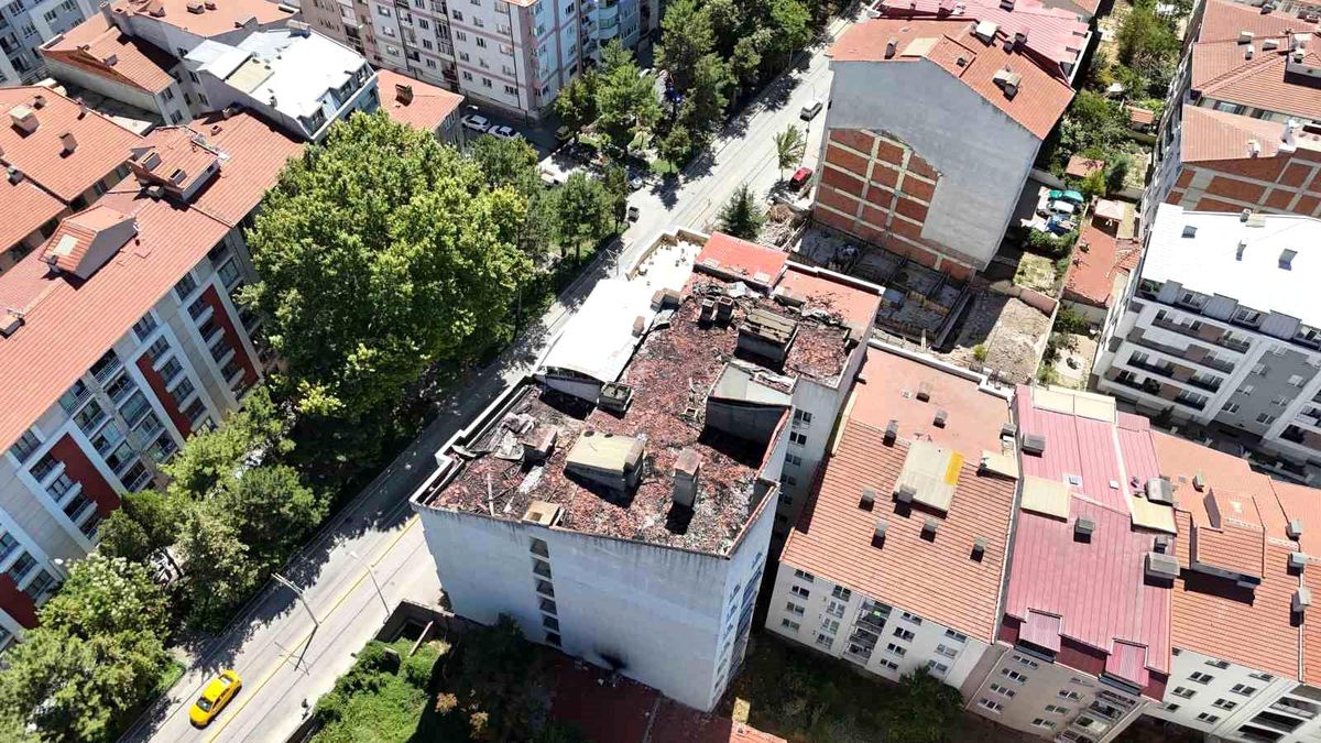Eskişehir\'de çıkan yangında çatısı kül olan apartman dron ile havadan görüntülendi