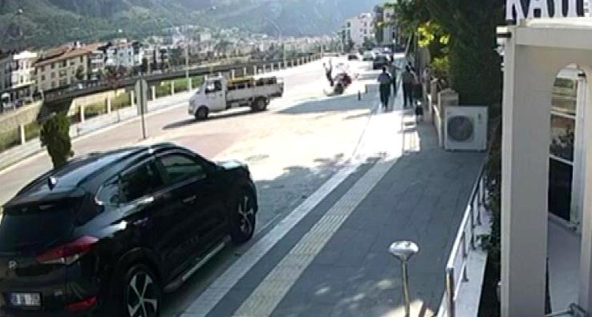 Amasya\'da motosikletle bisiklet kafa kafaya çarpıştı