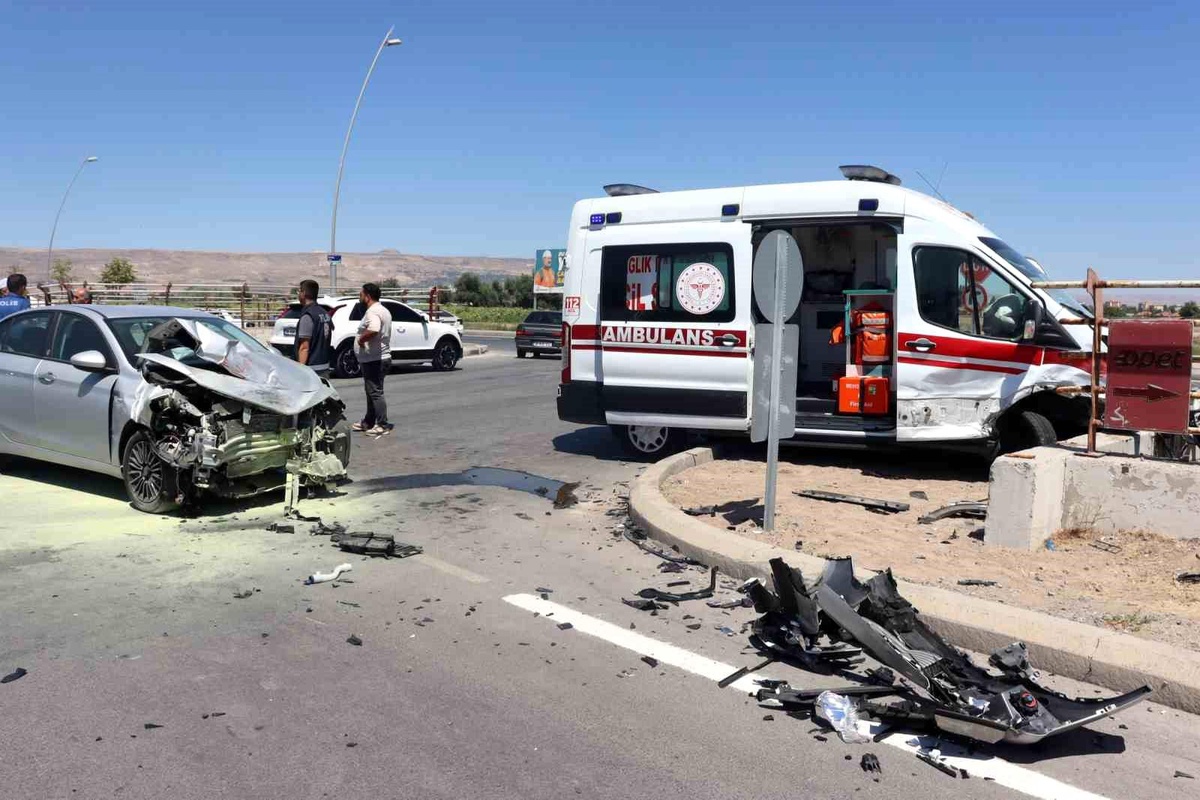 Kayseri\'de ambulansla otomobil çarpıştı: 6 yaralı