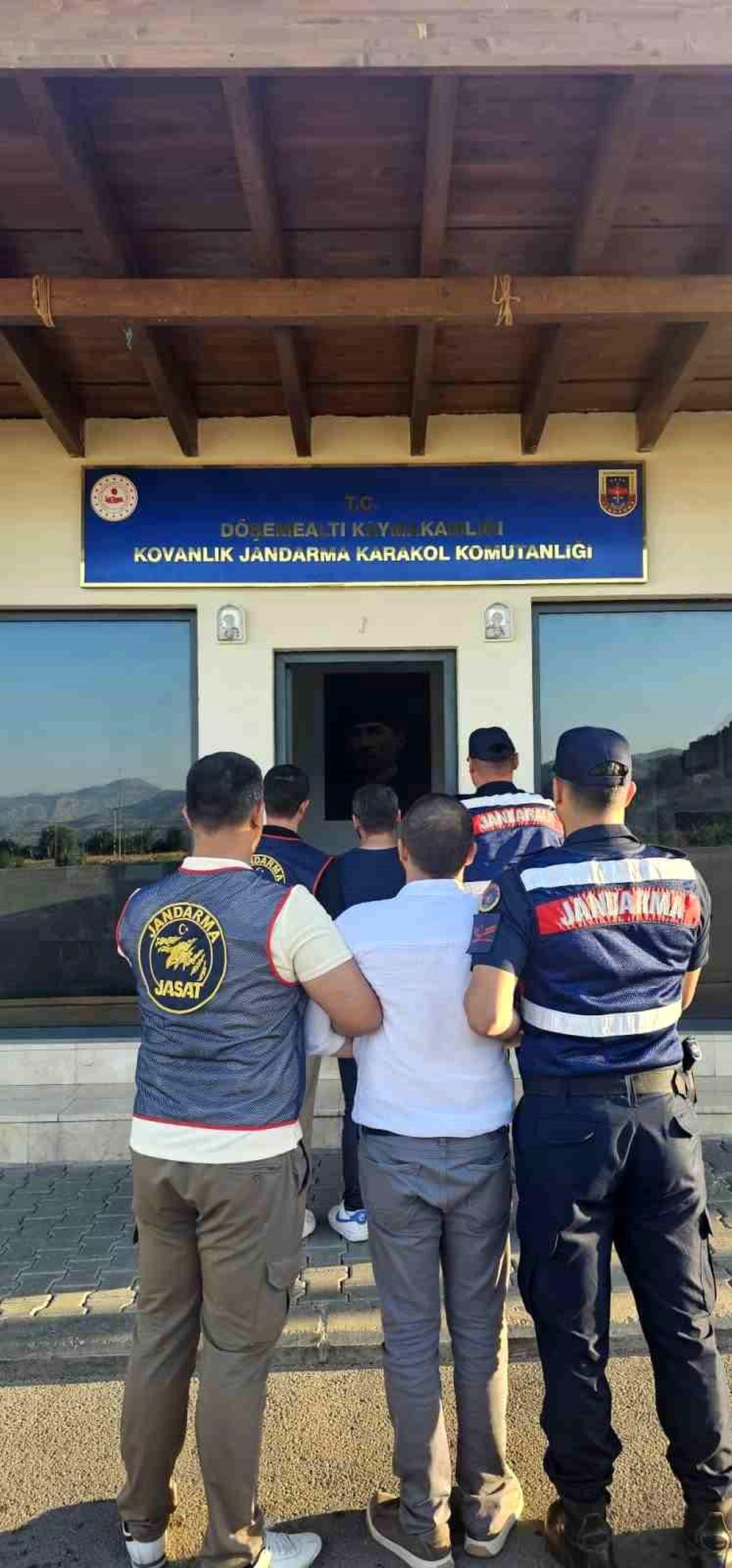 Antalya\'da aranan 2 şahıs yakalandı