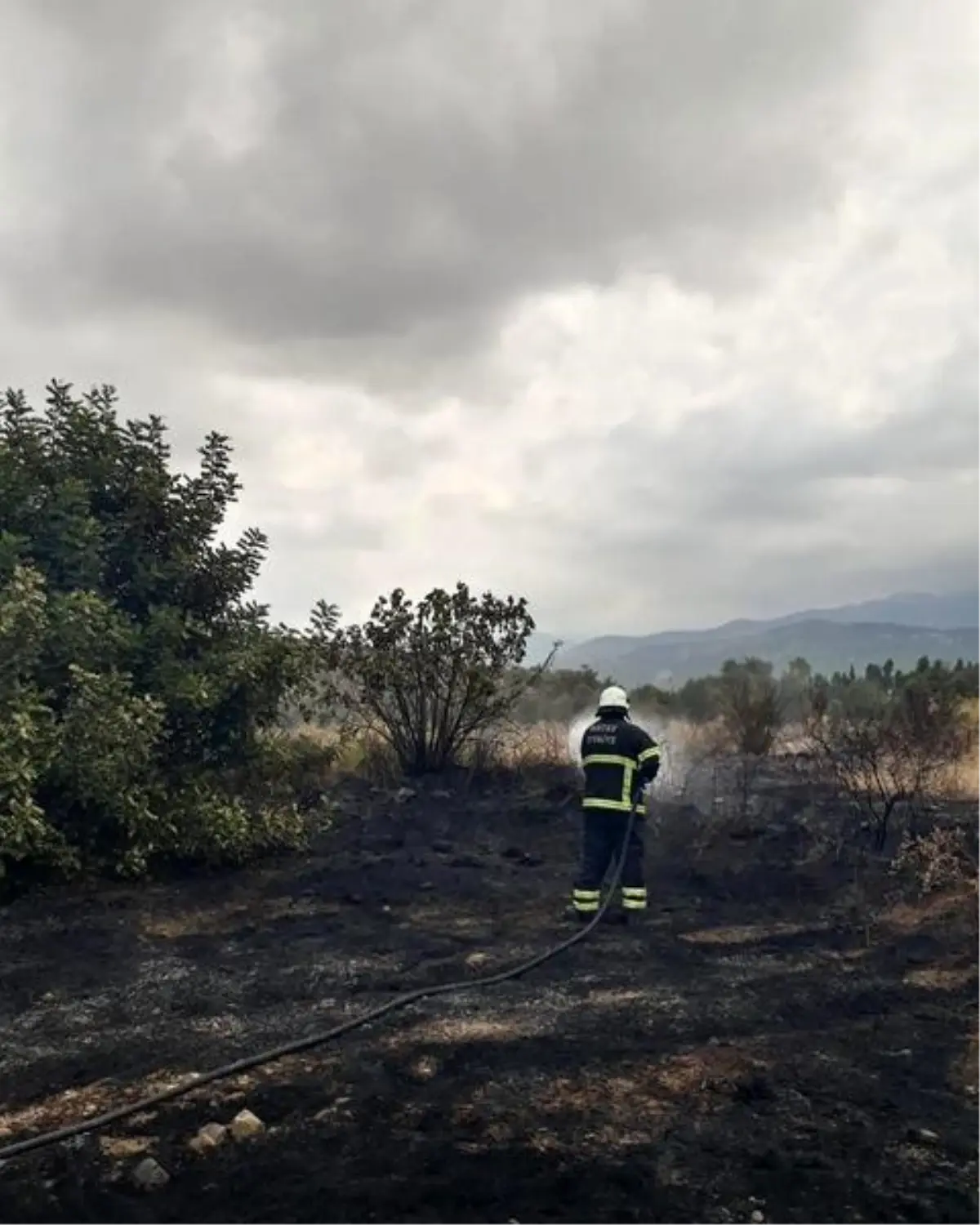 Hatay\'da otluk ve çalılık alanda çıkan yangın kısa sürede söndürüldü