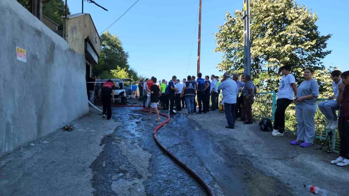 Zonguldak\'ta belediyenin hayvan toplama aracı yangında kullanılamaz hale geldi