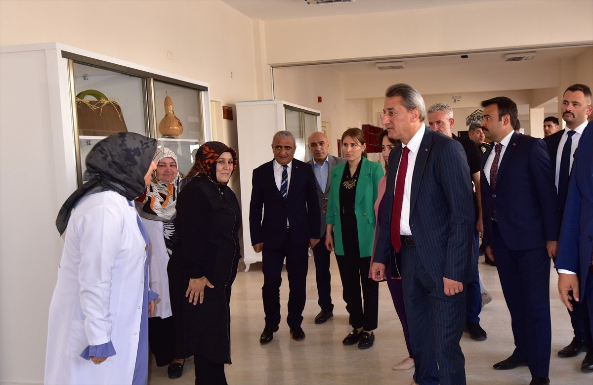 Bitlis Valisi Kadın Girişimi Üretim ve İşletme Kooperatifini Ziyaret Etti
