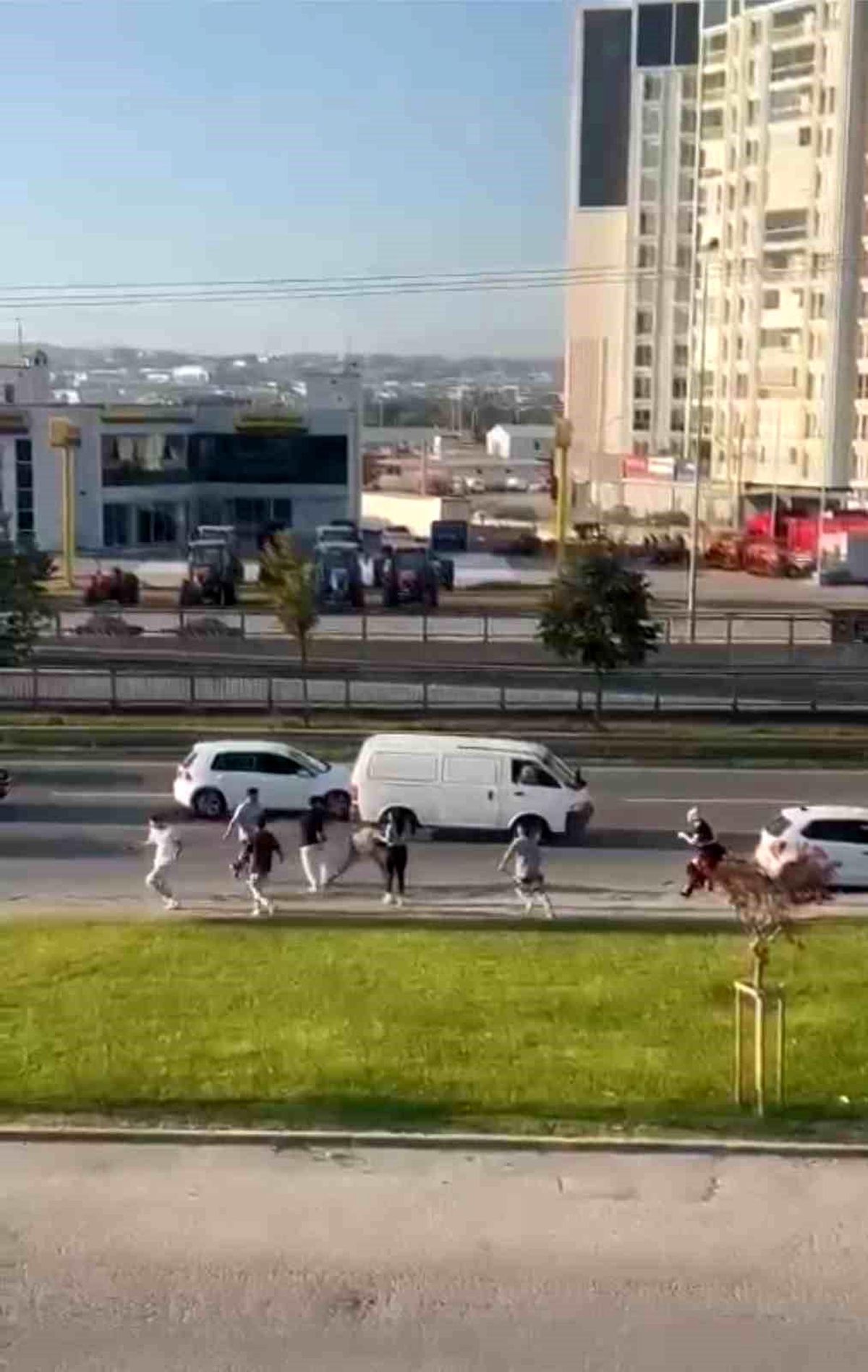 Bursa\'da Meydan Muharebesi: Tekme ve Yumruklar Havada Uçuştu
