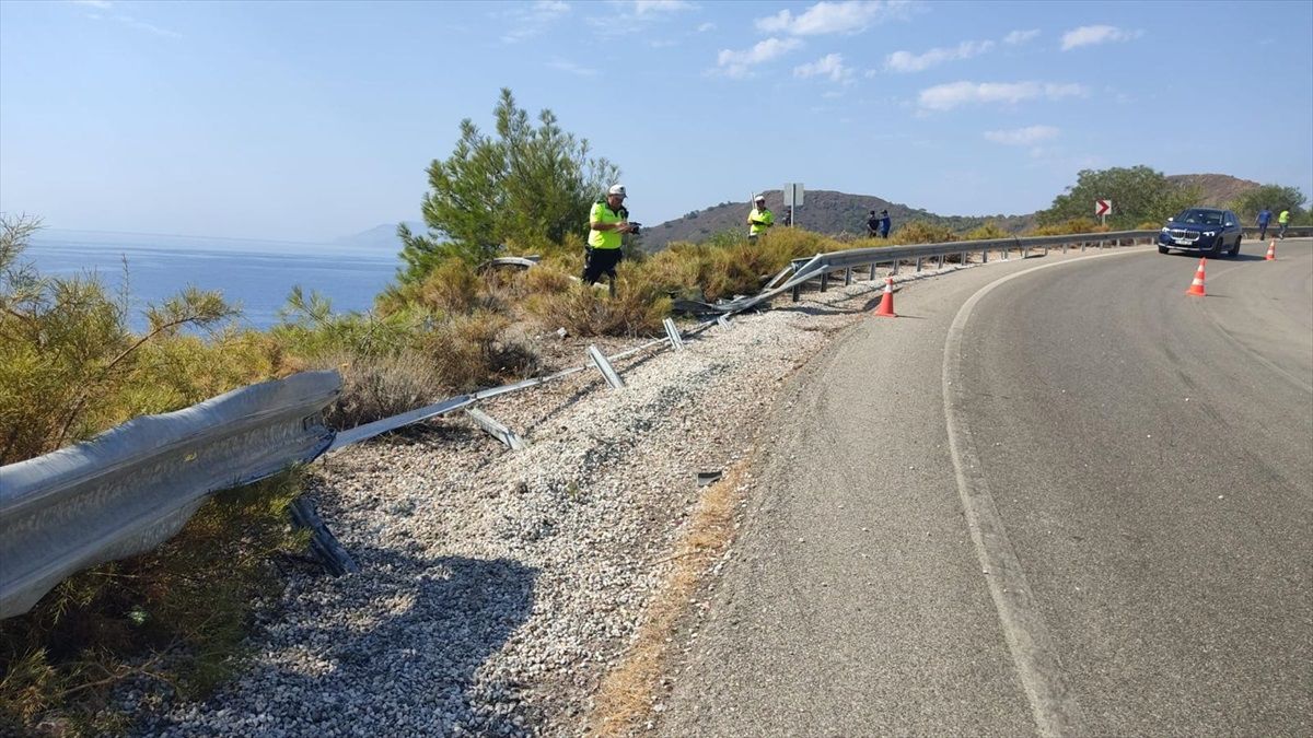 Muğla\'da şarampole devrilen otobüste 3 kişi yaralandı