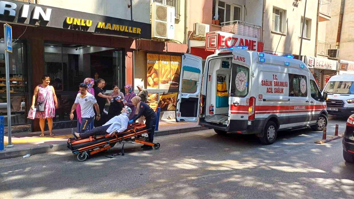 Aydın\'da motosiklet kazası: Yolcu konumundaki kadın yaralandı