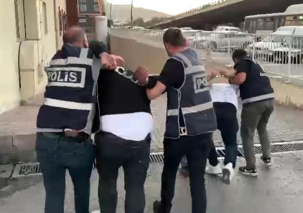 Kaçan Otomobilde Aranan Şahıslar Yakalandı