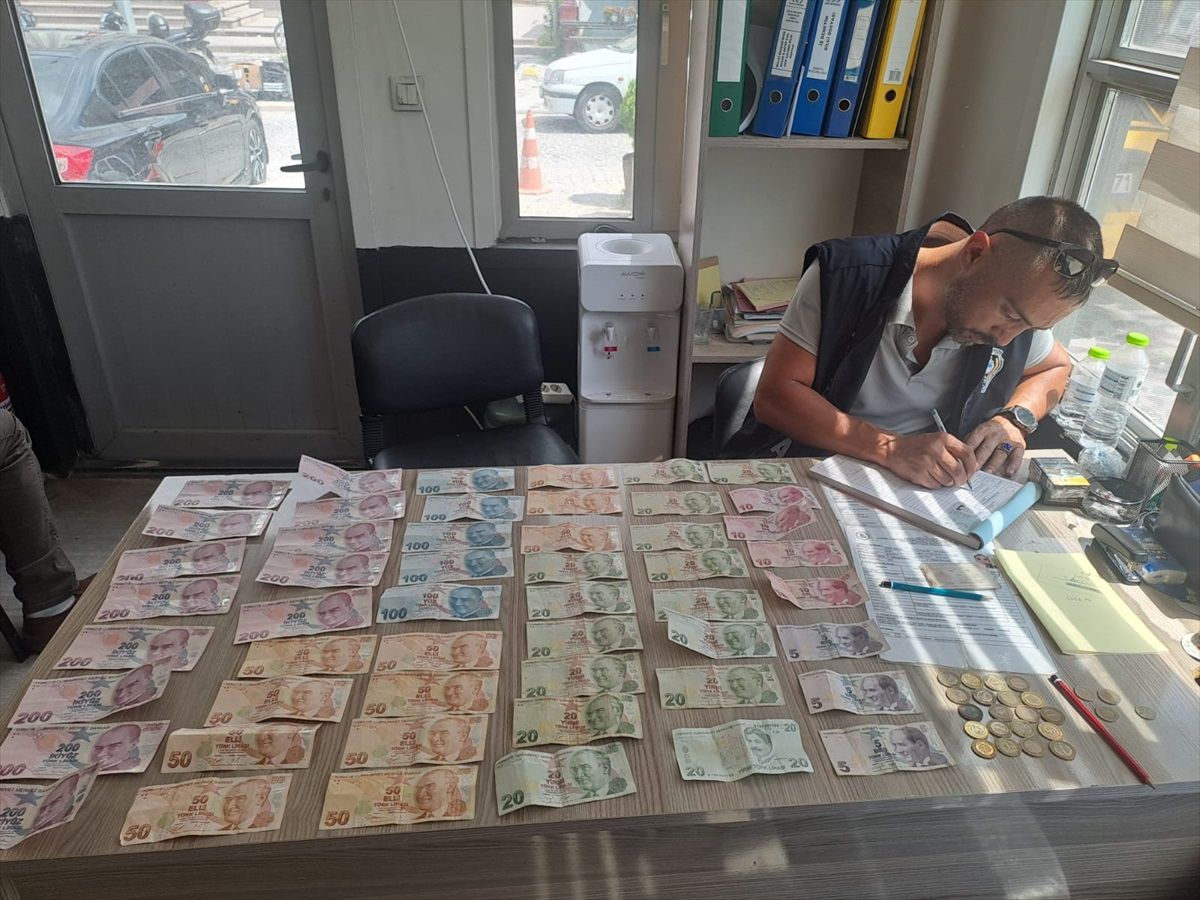 Düzce\'de cami önünde dilenen kişinin üzerinden 2 bin 675 lira çıktı
