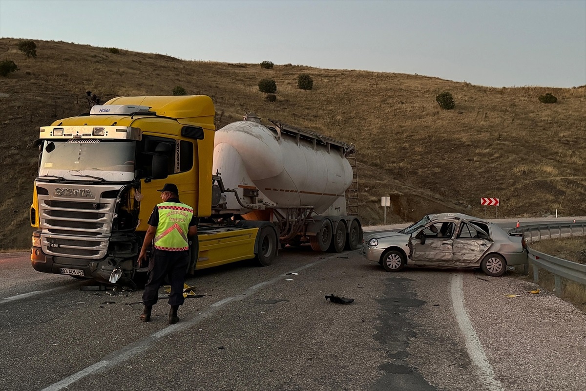 Elazığ\'da tır ile otomobilin çarpışması sonucu 2\'si ağır 5 kişi yaralandı