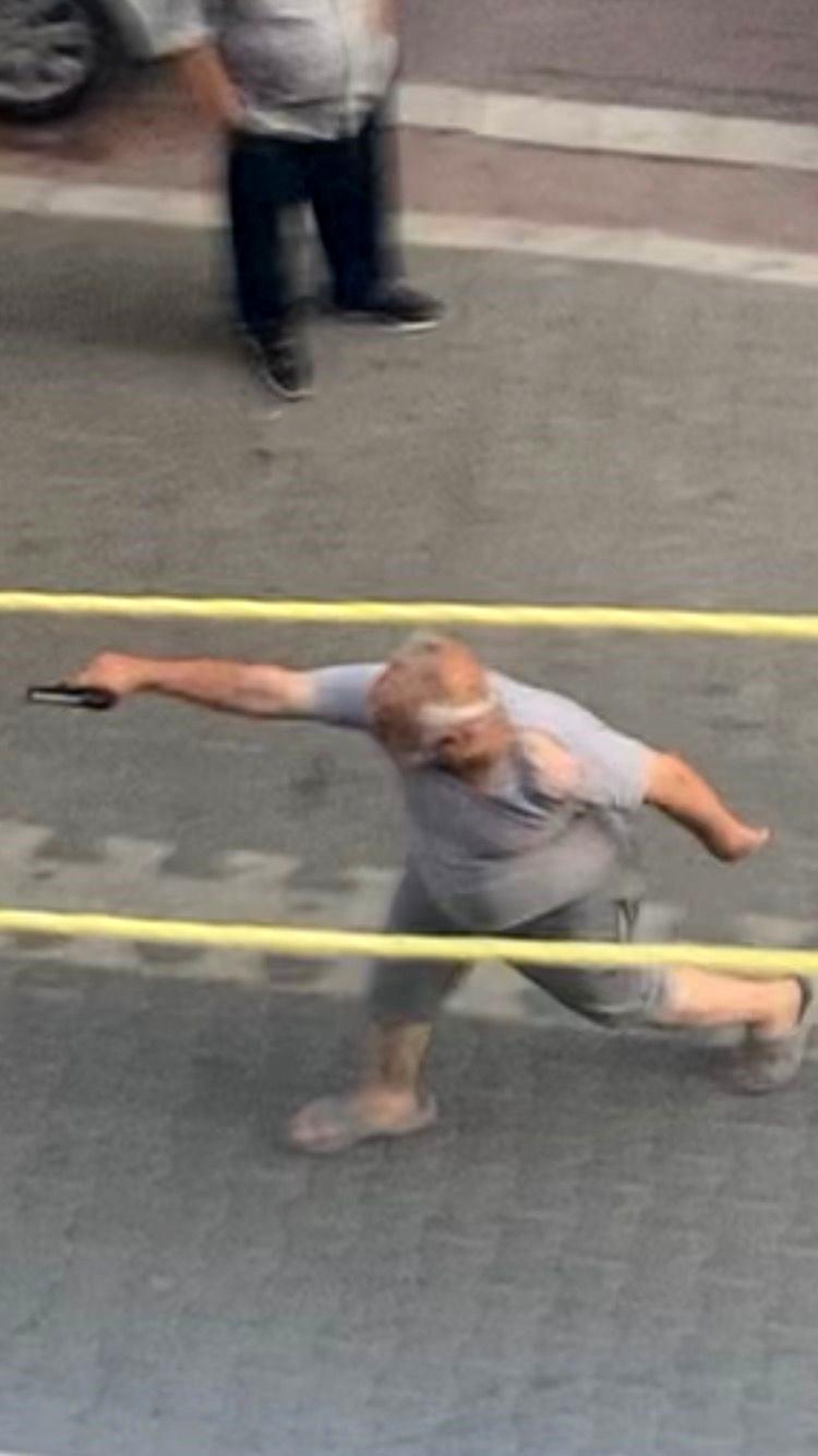 İstanbul Esenyurt\'ta Yaşlı Adam Çocuğu Darp Etti, Mahalle Karıştı