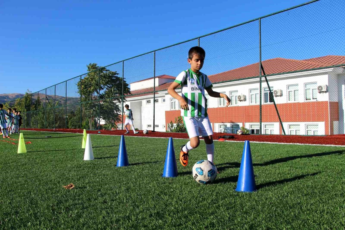 Bingöl\'de Yaz Spor Kurslarında 600 Öğrenci Futbol Eğitimi Alıyor