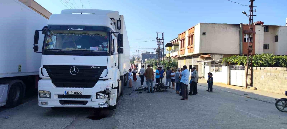 Reyhanlı\'da Tır ile Motosiklet Çarpıştı: Sürücü Hayatını Kaybetti