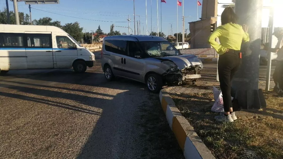 Isparta\'da hafif ticari araç ile cip çarpıştı, 1 kişi yaralandı