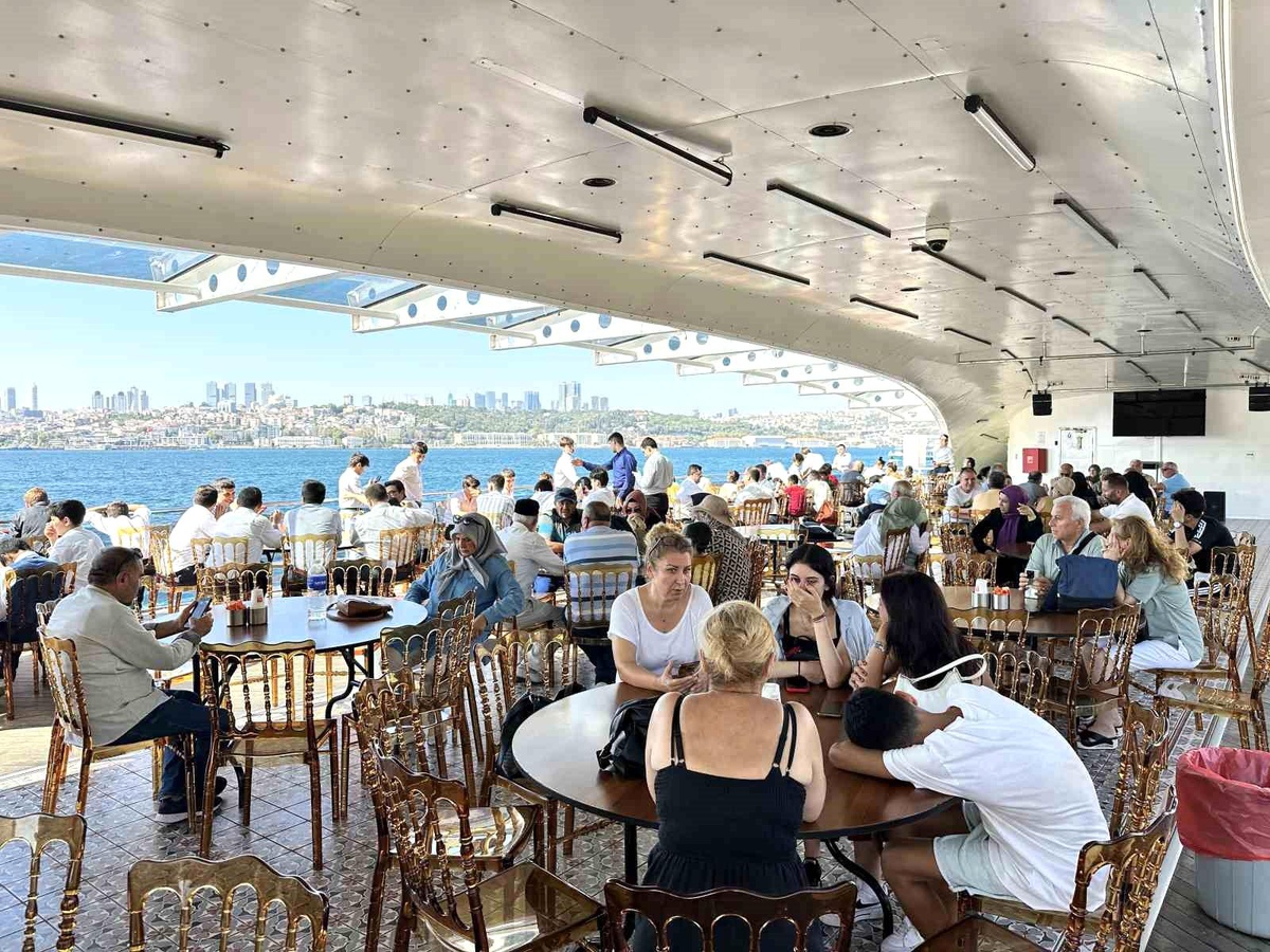 İstanbul\'da öğrenci yurtlarında ücretsiz kalan emekliler boğaz turu yaptı
