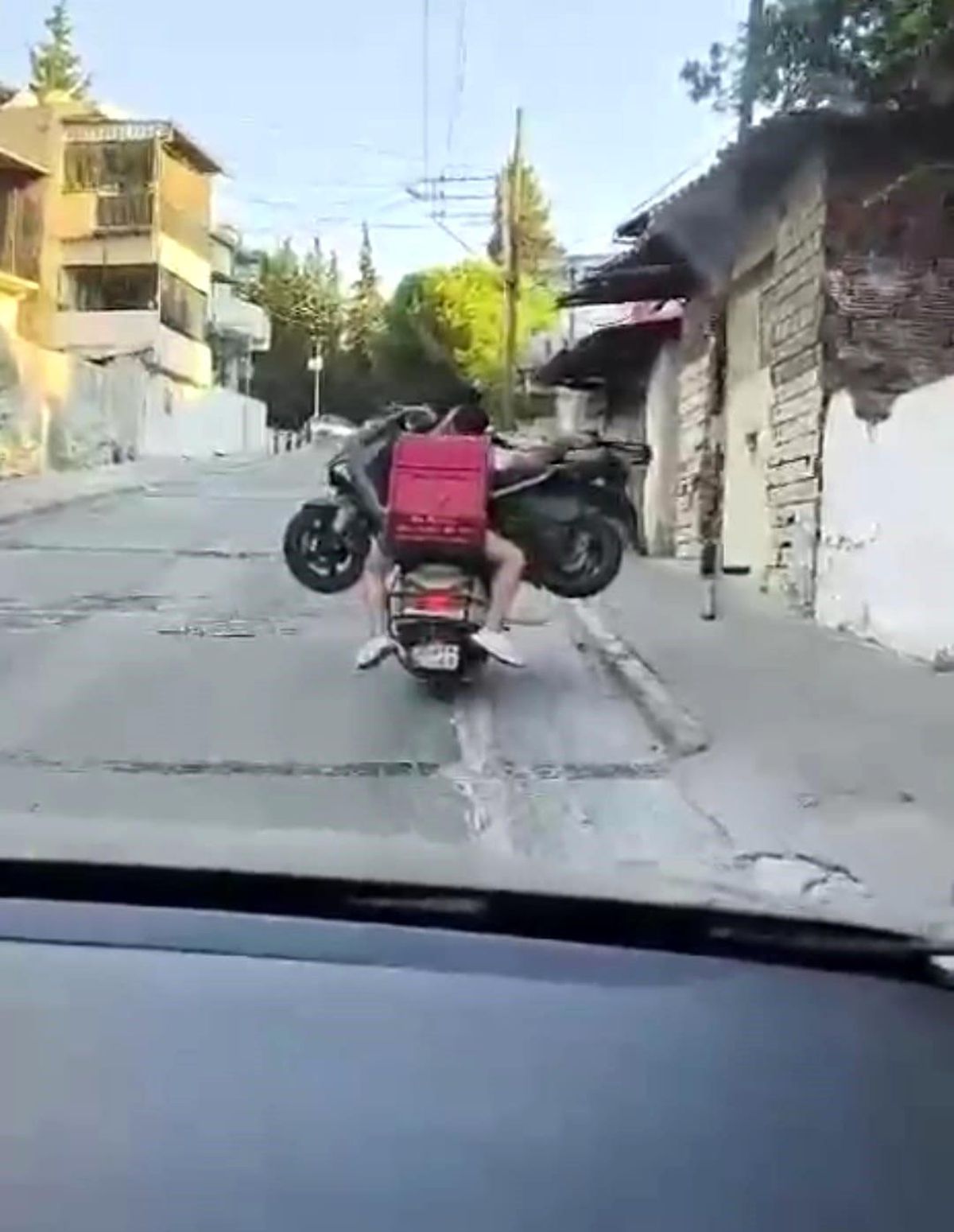İzmir\'de ilginç motosiklet taşıma anı