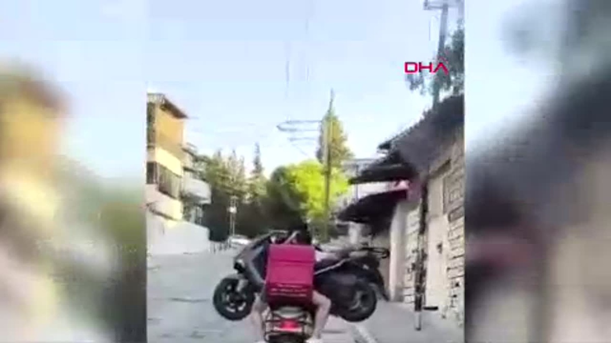 Kasksız 2 kişi motosikletle başka bir motosiklet taşıdı