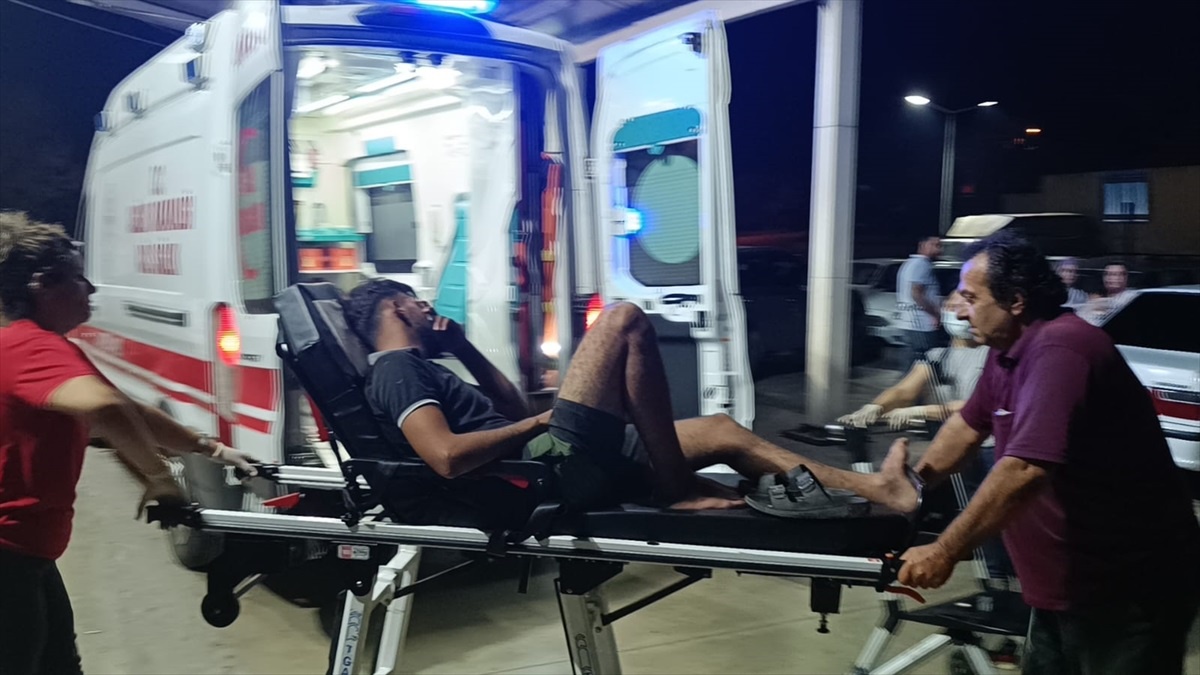 Kozan\'da köprüde korkuluğa çarpan otomobilin sürücüsü yaralandı