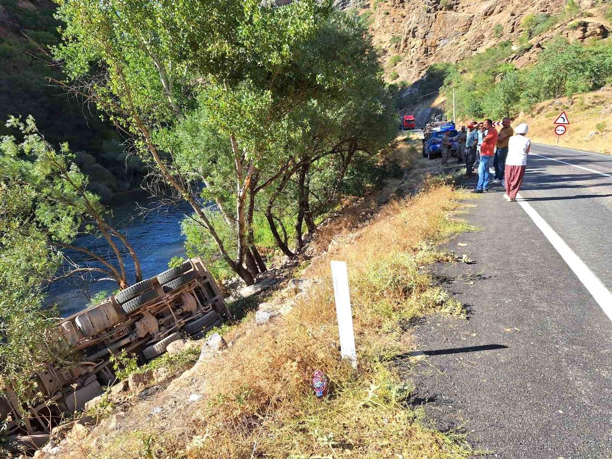 Tunceli\'de Kamyon Şarampole Devrildi: 1 Yaralı