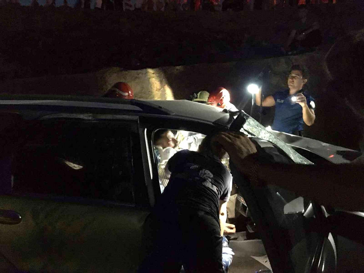 Kocaeli\'de Hafriyat Kamyonuyla Çarpışan Otomobil İstinat Duvarından Uçtu: 2 Yaralı