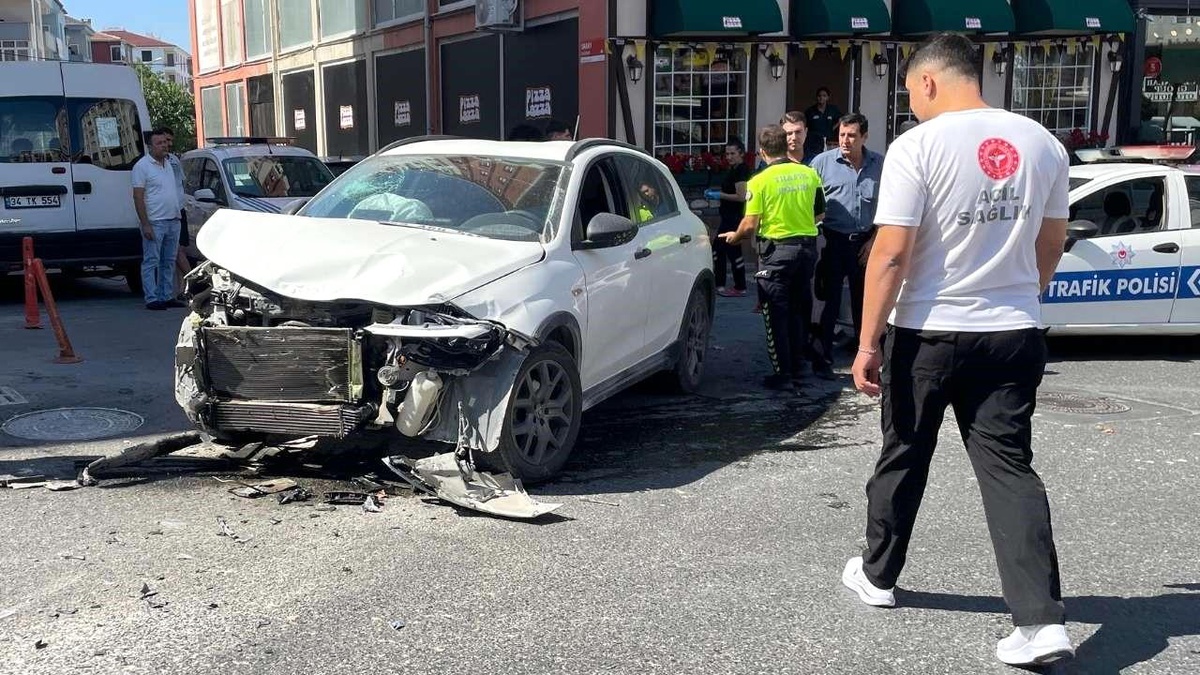Tekirdağ Kapaklı\'da 3 araç çarpıştı, sürücü yaralandı