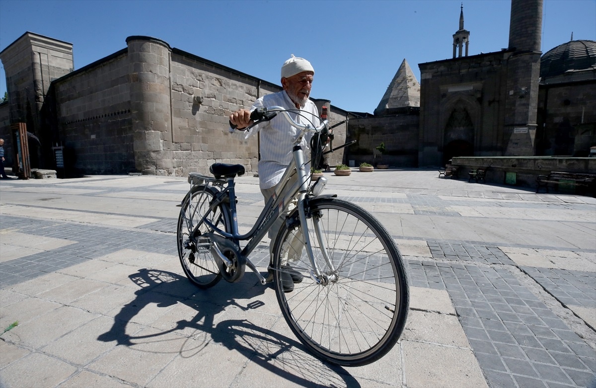80 Yaşındaki Mehmet Karaimam, Yaşına Rağmen Bisikletiyle İşine Gidiyor