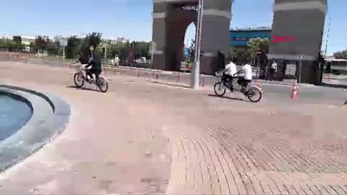 Görme engelli öğrenciler bisiklet sürerek hayallerini gerçekleştirdi