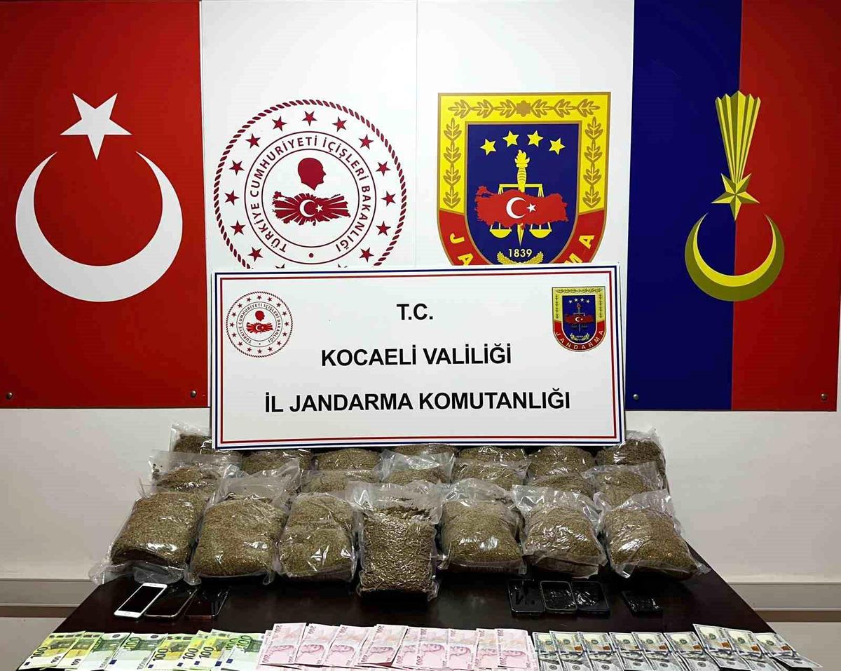 Gebze\'de 23 Kilo Bonzai ve Büyük Miktarda Para Ele Geçirildi