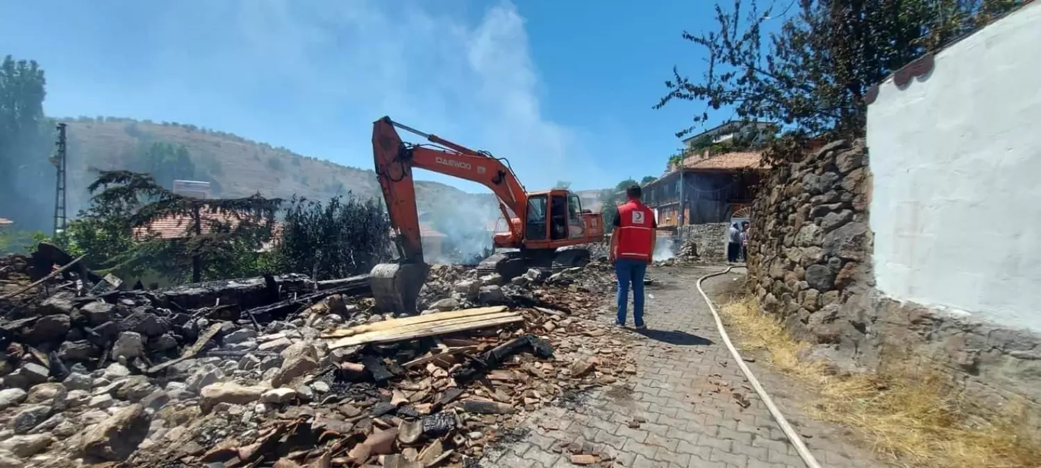 Çankırı\'nın Ilgaz ilçesinde yangın: 3 ev kullanılamaz hale geldi