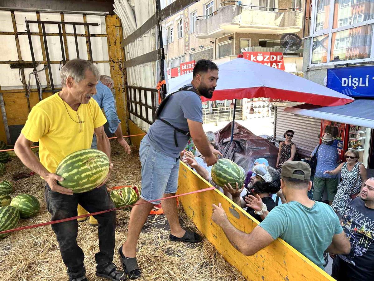 Maltepe\'de Esnaf 25 Ton Karpuz Dağıttı