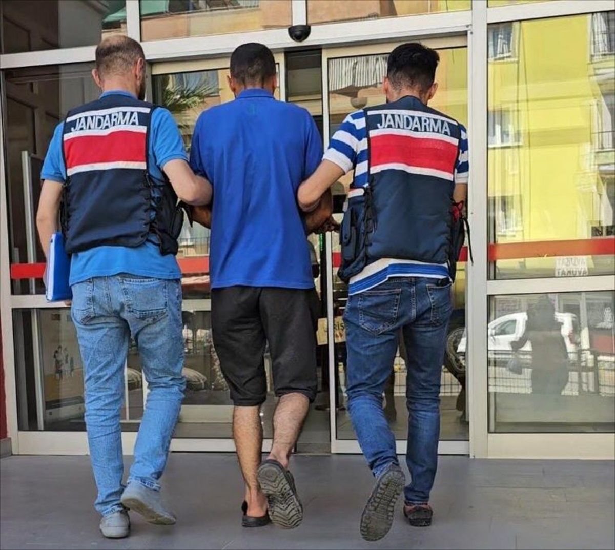 Manisa\'da PKK operasyonunda 5 şüpheliden biri tutuklandı