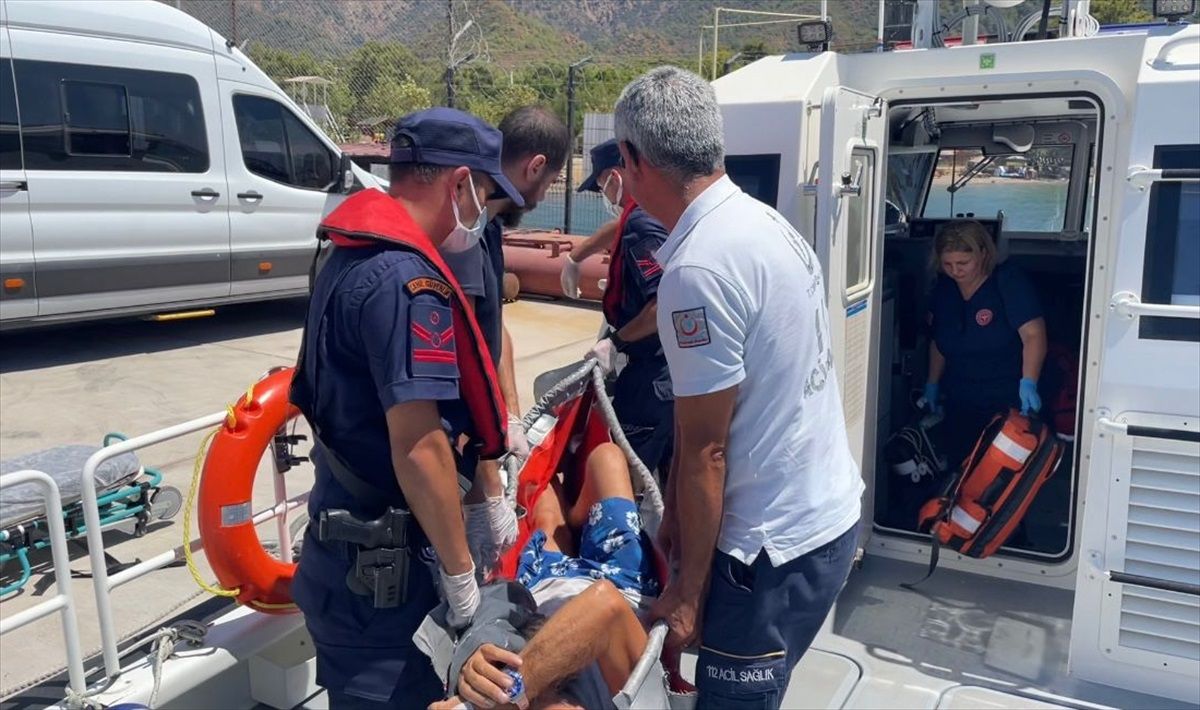 Marmaris\'te Yelkenli Teknede Rahatsızlanan Kişi Sahil Güvenlik Tarafından Tahliye Edildi