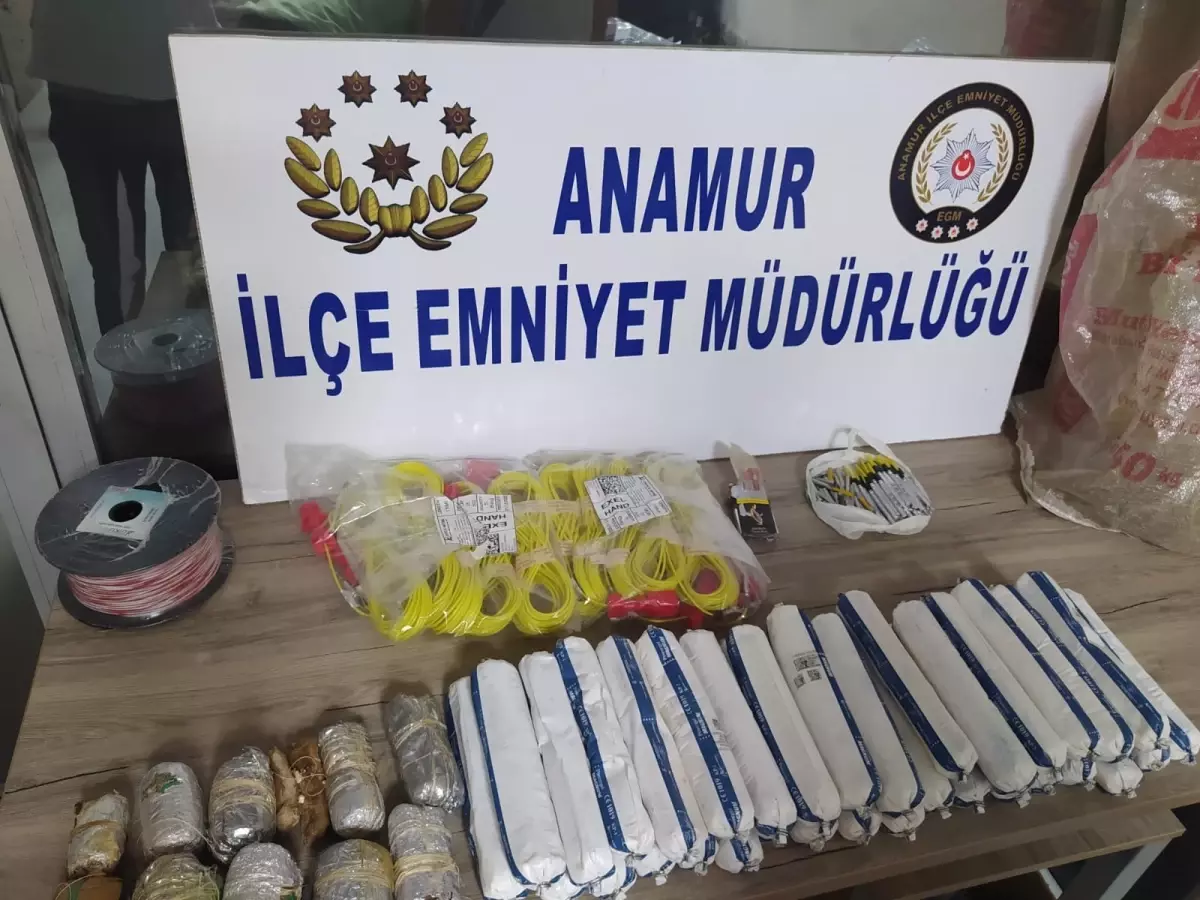 Anamur\'da 19,5 Kilo Jel Dinamit Ele Geçirildi, 2 Kişi Gözaltına Alındı