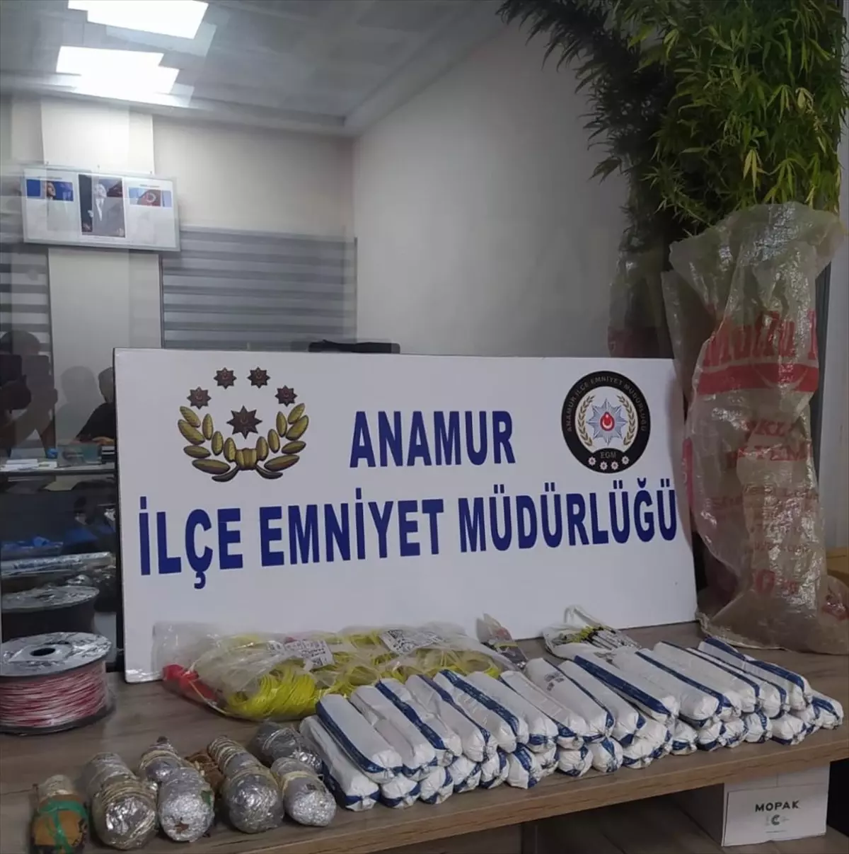 Anamur\'da 19 Kilo Jel Dinamit Ele Geçirildi, 2 Şüpheli Gözaltına Alındı