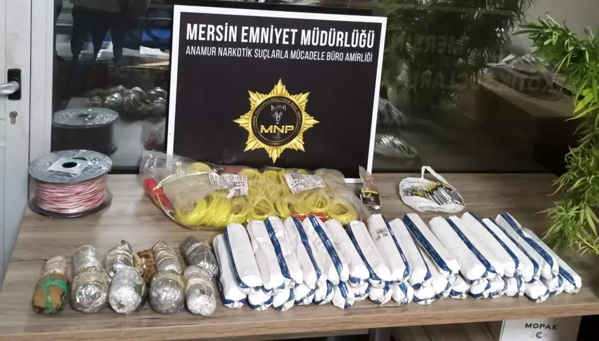 Mersin\'de Jel Dinamit ve Uyuşturucu Operasyonu: 19 Kilo 500 Gram Jel Dinamit Ele Geçirildi