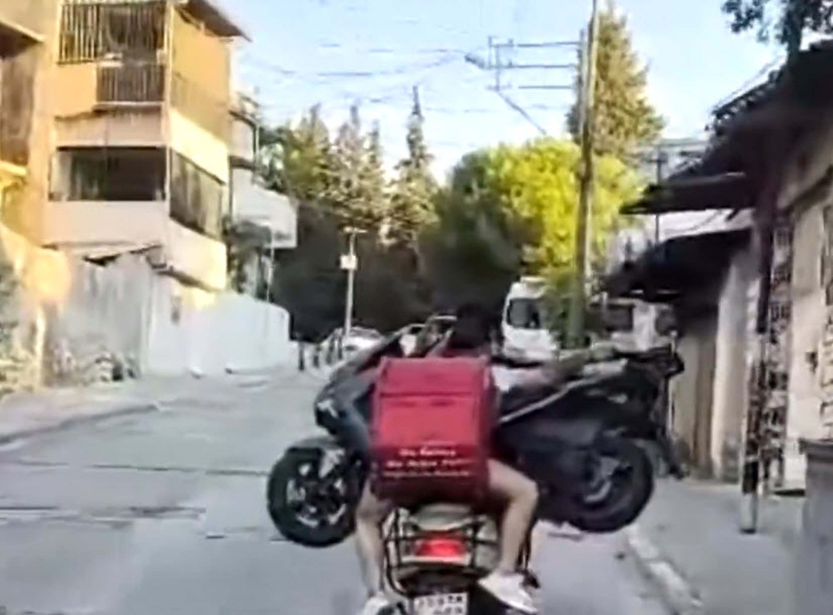 İzmir\'de kasksız 2 kişi motosikletle başka bir motosikleti taşıdı