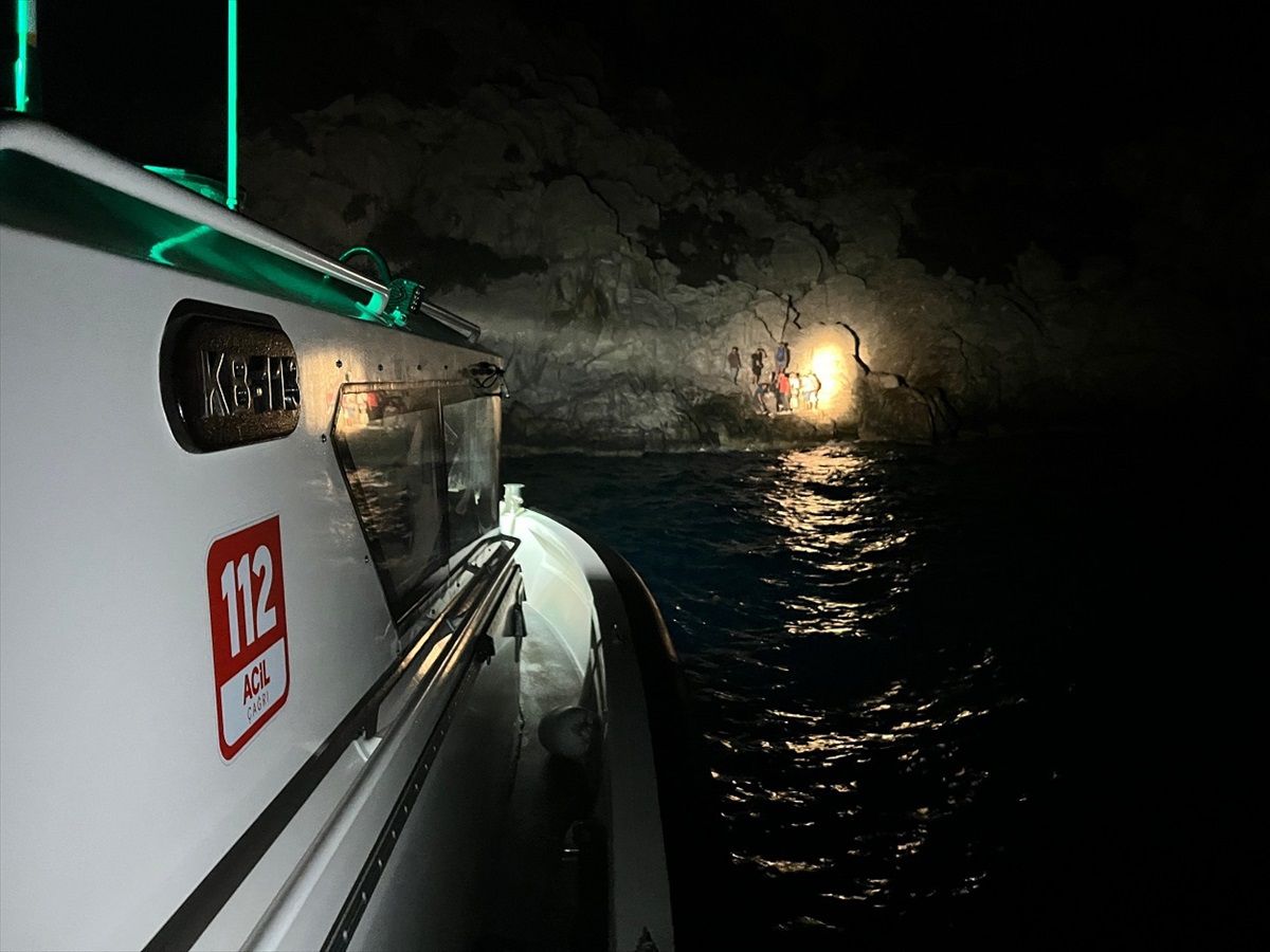Muğla\'da 30 düzensiz göçmen kurtarıldı, 21 göçmen yakalandı